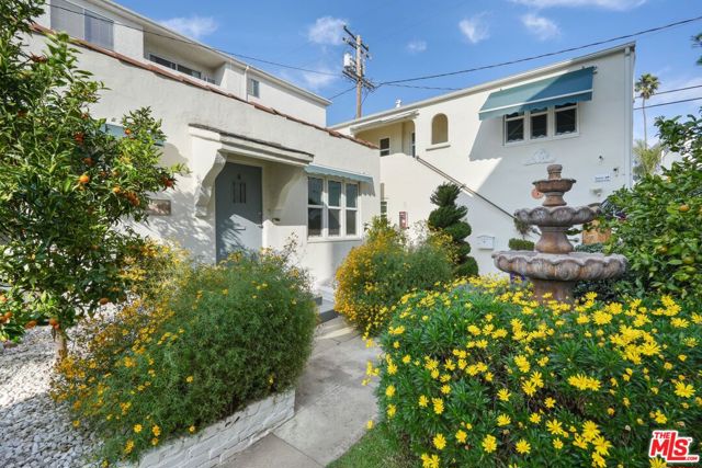 1027 12th Street, Santa Monica CA: https://media.crmls.org/mediaz/0f5f16e8-c3df-450e-936a-158b57129c03.jpg