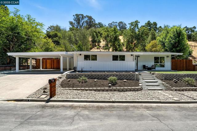 1717 Springbrook Rd, Lafayette CA: https://media.crmls.org/mediaz/0f5fef75-01f5-48d9-9ece-0faee0dffac1.jpg