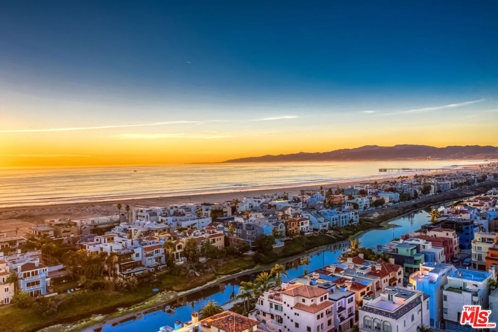 https://media.crmls.org/mediaz/0f604c23-9d2c-4d1a-95a8-03b9951f3864.jpg?preset=X-Large