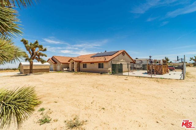 9999 Del Sol Avenue, Phelan CA: https://media.crmls.org/mediaz/0f607dce-b2c6-4361-a84e-7ddc674eca2b.jpg