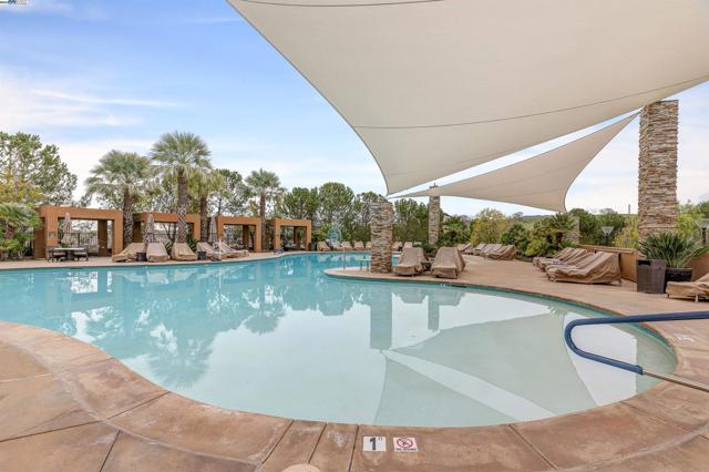 2062 Reserva Ct, Brentwood CA: https://media.crmls.org/mediaz/0f60e311-70f6-438c-9a9a-c522cb732940.jpg