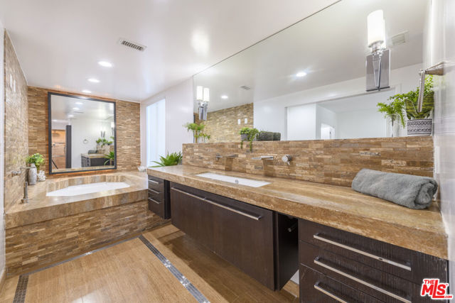 8581 Cole Crest Drive, Los Angeles CA: https://media.crmls.org/mediaz/0f647a0d-03ee-4ebd-91b0-94b1ce85945b.jpg