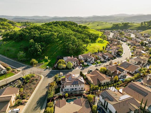 2953 Pebble Beach Circle, Fairfield CA: https://media.crmls.org/mediaz/0f662b3c-bead-4e90-80b7-5b508b1ed973.jpg