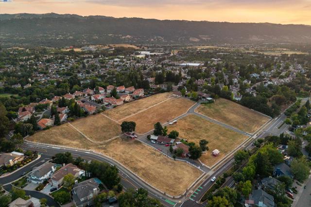 4558 Bernal Ave, Pleasanton CA: https://media.crmls.org/mediaz/0f66ab32-eea9-4e73-949e-2020db86b016.jpg