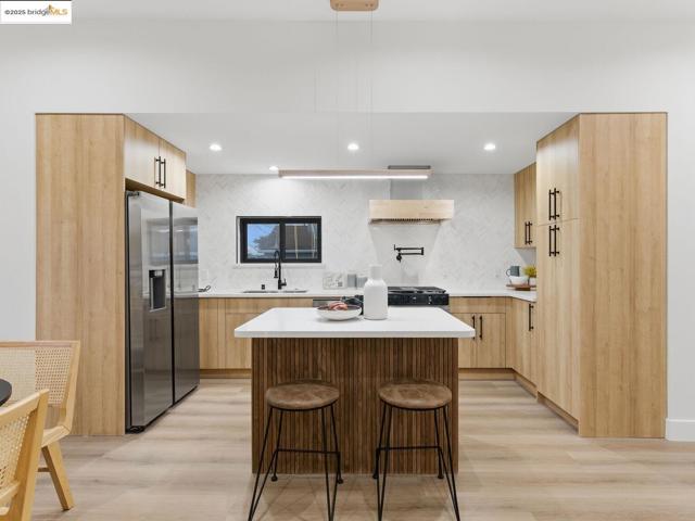 3274 Encinal Ave, Alameda CA: https://media.crmls.org/mediaz/0f66e6d4-18d5-4e01-ba25-3897b33e2d4f.jpg