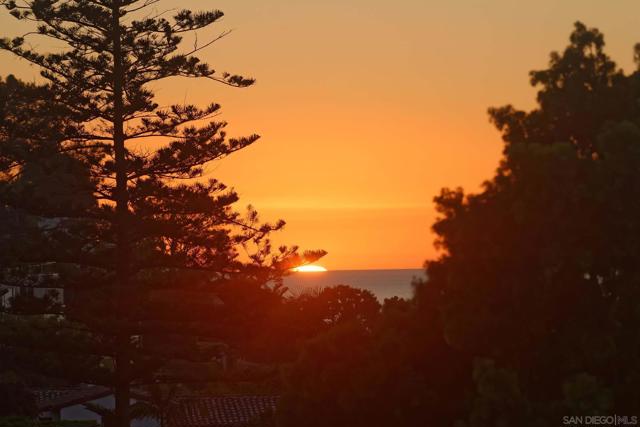 7612 Hillside Dr, La Jolla CA: https://media.crmls.org/mediaz/0f670c63-a4d7-4d13-ad3d-ac44a5c0ad97.jpg