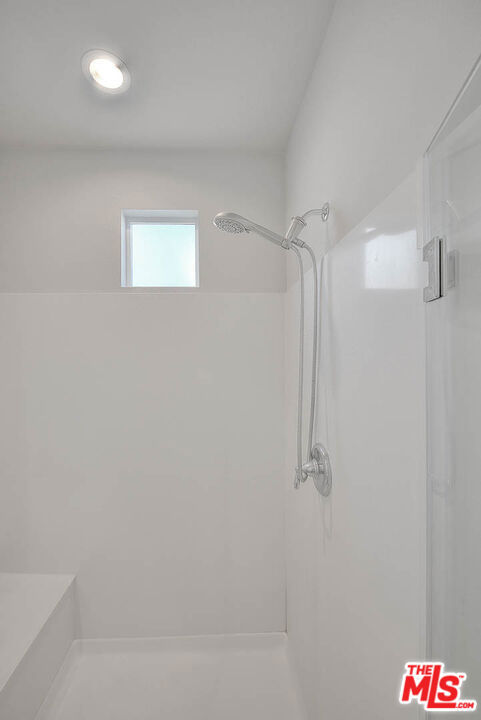 https://media.crmls.org/mediaz/0f6730a2-6527-4b59-a814-9dc44fa08620.jpg?preset=X-Large