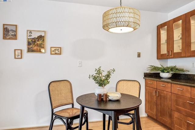 950 Shorepoint Ct, Alameda CA: https://media.crmls.org/mediaz/0f673f90-be83-4de6-9bf5-f0424174bf52.jpg