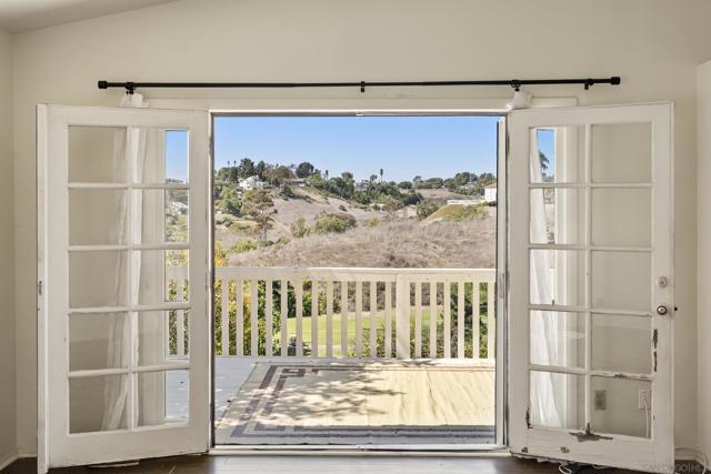 2332 Back Nine St, Oceanside CA: https://media.crmls.org/mediaz/0f67d3f2-15f7-494a-9888-ca3119c05da5.jpg