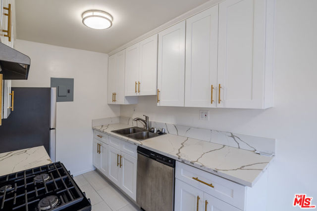 7209 Willoughby Avenue, Los Angeles CA: https://media.crmls.org/mediaz/0f68000c-2b9c-49db-9fee-48235dd68ca2.jpg