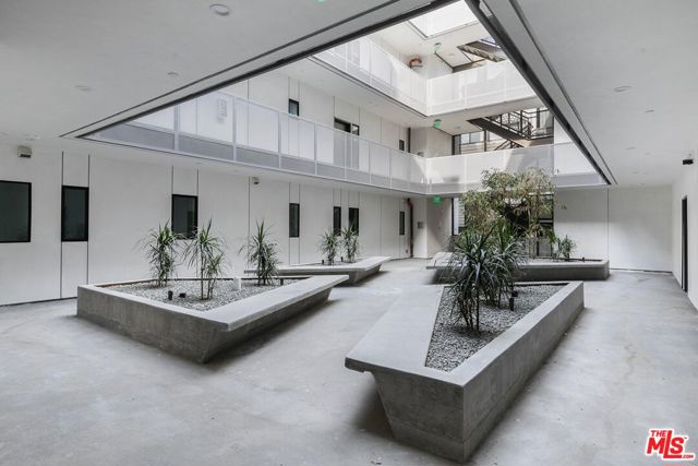 829 Larrabee Street, West Hollywood CA: https://media.crmls.org/mediaz/0f68521f-54d7-452c-8d5f-ab5a07158191.jpg