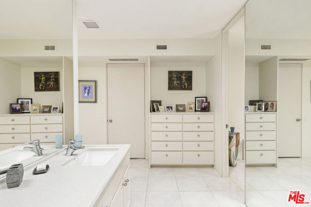 6 Cody Court, Rancho Mirage CA: https://media.crmls.org/mediaz/0f6921a2-273c-4662-a81f-9ff941460366.jpg