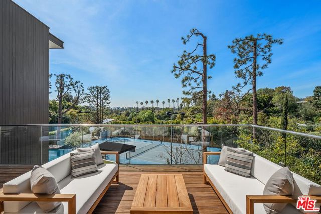 1005 Elden Way, Beverly Hills CA: https://media.crmls.org/mediaz/0f6a5884-1e4b-4533-bb4f-feee5ab4daab.jpg