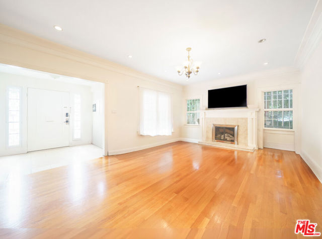 320 Westminster Avenue, Los Angeles CA: https://media.crmls.org/mediaz/0f6ad759-64fb-466a-a46a-7304af120c85.jpg