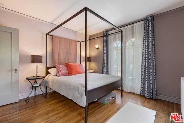 100 N Arden Boulevard, Los Angeles CA: https://media.crmls.org/mediaz/0f6ae01f-bbe7-425d-8e33-40f964e37a43.jpg