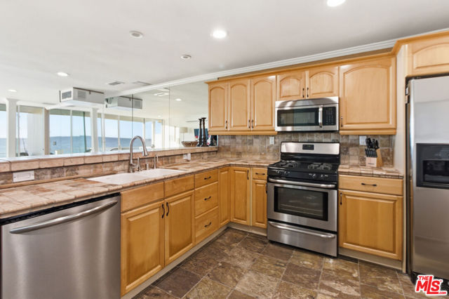 20456 Pacific Coast Highway, Malibu CA: https://media.crmls.org/mediaz/0f6d577f-e12c-48f9-9afc-52d2d61f15b9.jpg