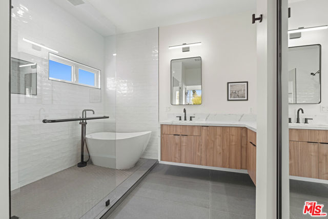 705 6th Avenue, Venice CA: https://media.crmls.org/mediaz/0f6da864-fb91-4bce-bc24-5ace64f00ee6.jpg