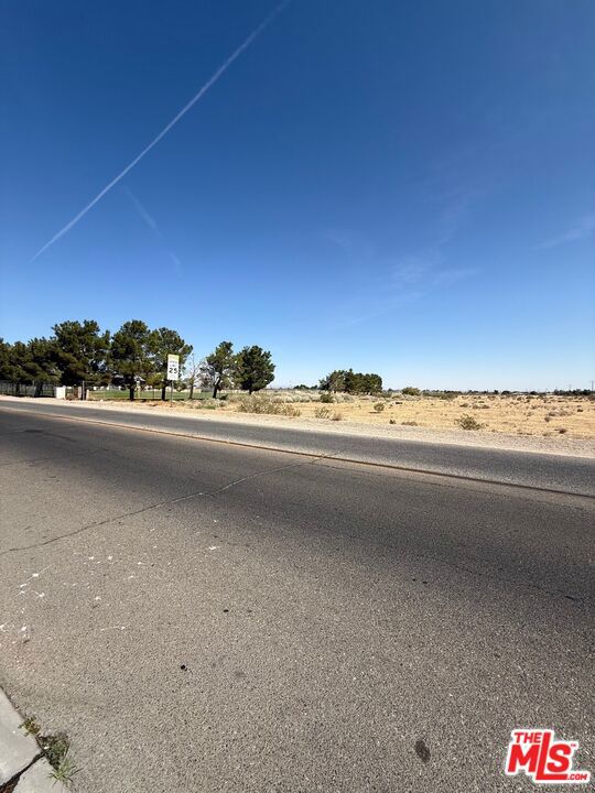 1001 Del Cerro Street, Victorville CA: https://media.crmls.org/mediaz/0f6e1d0a-256f-463c-bc29-ea87122ad7ab.jpg