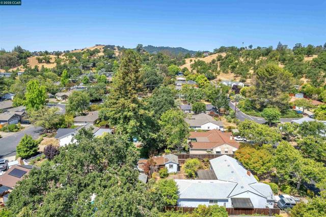 448 Cumberland Dr, Pleasant Hill CA: https://media.crmls.org/mediaz/0f6e9aeb-7bd7-4d12-9762-36765526d883.jpg