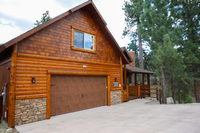 289 Stony Creek Road, Big Bear CA: https://media.crmls.org/mediaz/0f6f33e5-2fb7-4b2f-aed9-c76c9b6d9389.jpg