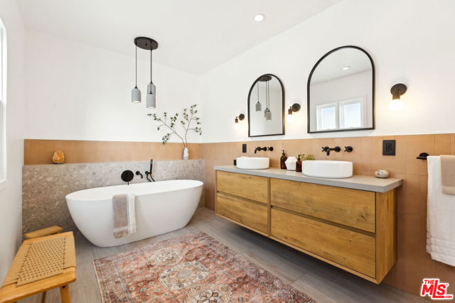 1491 Oak Grove Drive, Los Angeles CA: https://media.crmls.org/mediaz/0f70203e-2bed-4a35-9061-7fb9f4676dbf.jpg