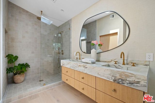 2716 Laurel Pass / Bypass, Los Angeles CA: https://media.crmls.org/mediaz/0f702d78-c0fd-428e-846b-f092a5bfb99e.jpg