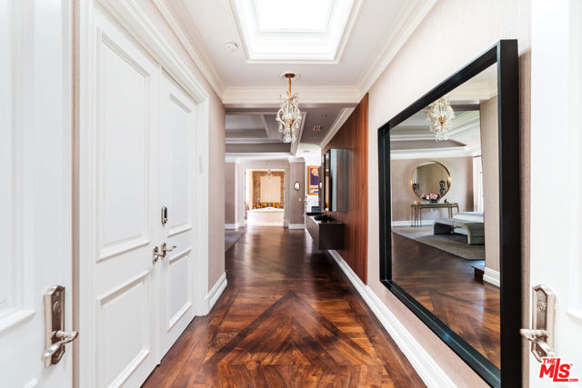 727 N Alta Drive, Beverly Hills CA: https://media.crmls.org/mediaz/0f71d577-dde4-4bde-bef5-dc393c9a2338.jpg