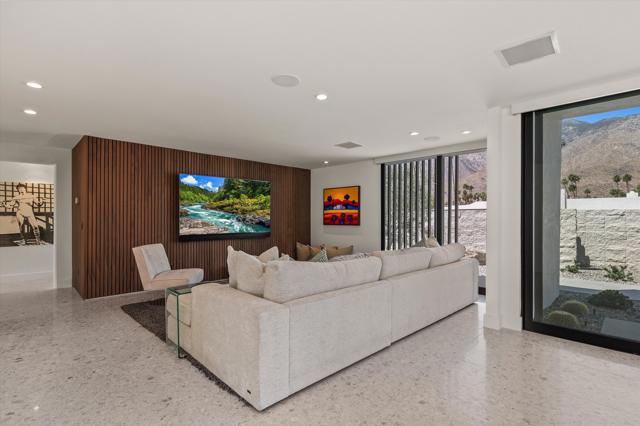 2290 S Yosemite Drive, Palm Springs CA: https://media.crmls.org/mediaz/0f71e2aa-8b81-420f-95c1-394c21e2931f.jpg