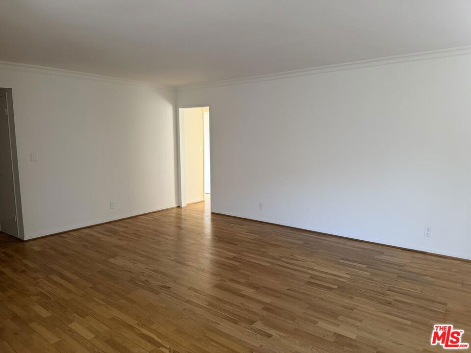 https://media.crmls.org/mediaz/0f7215bb-ce28-45b1-9e91-a3deeab5b353.jpg?preset=X-Large
