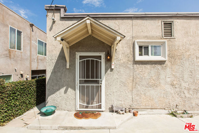 4504 Maplewood Avenue, Los Angeles CA: https://media.crmls.org/mediaz/0f724080-637e-492d-b38e-70b74a3f9982.jpg