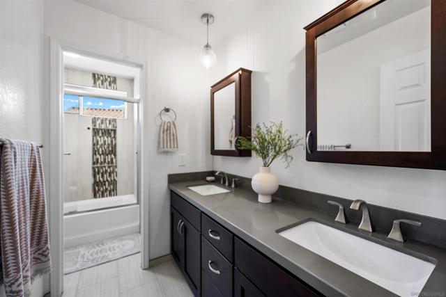 1205 Masterpiece Dr, Oceanside CA: https://media.crmls.org/mediaz/0f72559b-6636-499b-b2c5-bbce007d5d0e.jpg