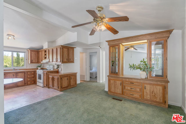 23777 Mulholland Highway, Calabasas CA: https://media.crmls.org/mediaz/0f725e76-3cac-425f-9459-87047984d1a1.jpg