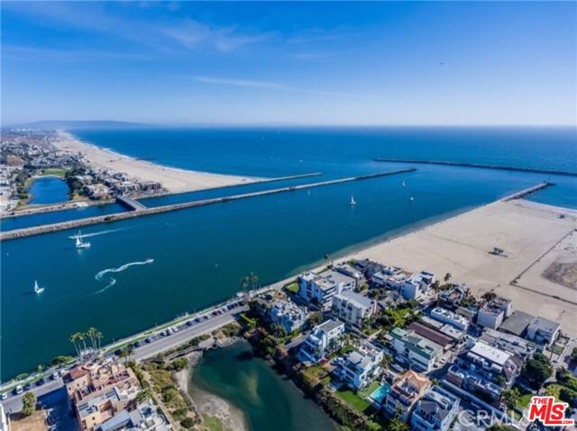 4250 Via Dolce, Marina del Rey CA: https://media.crmls.org/mediaz/0f73161e-afb9-43c1-a35d-6d1e8094c175.jpg