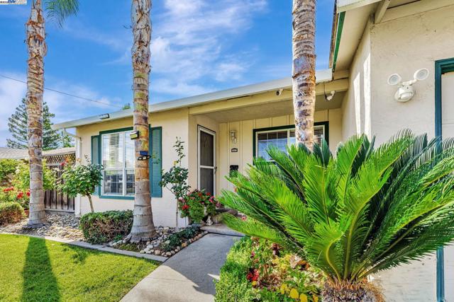 1027 Redondo Way, Livermore CA: https://media.crmls.org/mediaz/0f732e01-cdae-4d9b-85b1-513764c9ad2d.jpg