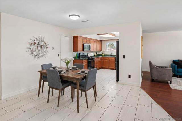 5083 Barry St, Oceanside CA: https://media.crmls.org/mediaz/0f73f1e7-b96c-4d32-9850-f06dcf93b35f.jpg