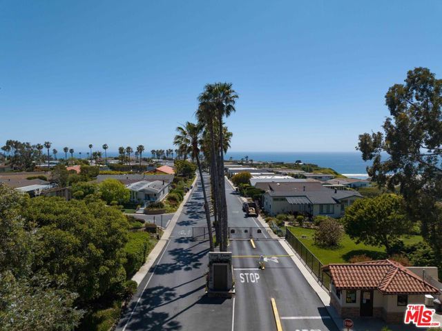 29500 Heathercliff Road, Malibu CA: https://media.crmls.org/mediaz/0f74c946-2733-4cb1-aa26-0538cf391b34.jpg