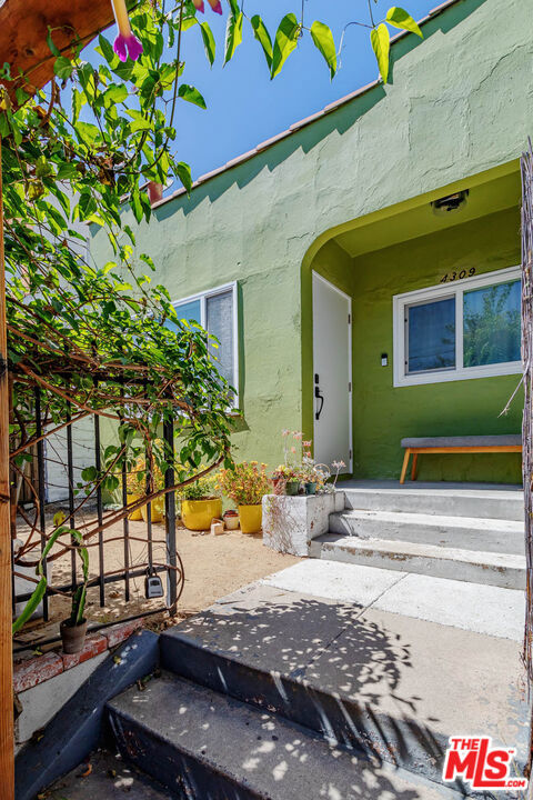 4307 Burns Avenue, Los Angeles CA: https://media.crmls.org/mediaz/0f74e92d-c32e-4e76-bd69-74360017e461.jpg