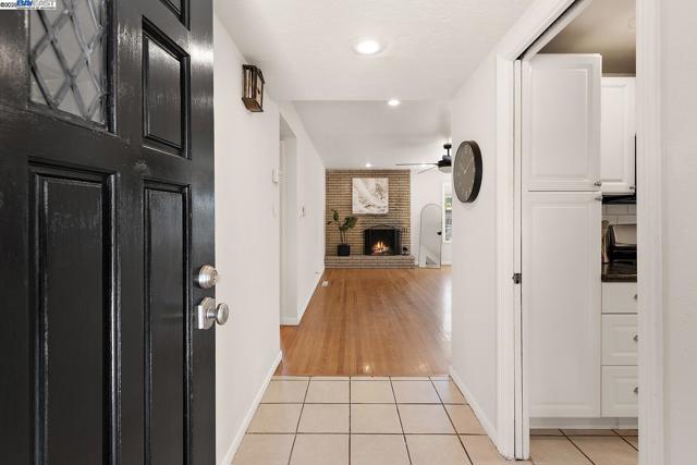 5221 Roxanne Ct, Livermore CA: https://media.crmls.org/mediaz/0f74f2db-8c7e-4f27-a65c-9454f3d3386c.jpg
