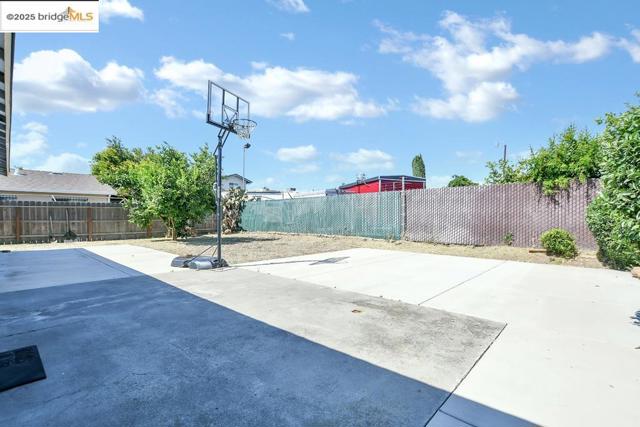 16059 Bizzibe St, Lathrop CA: https://media.crmls.org/mediaz/0f7508a1-9315-4155-8510-52d09c3da69f.jpg