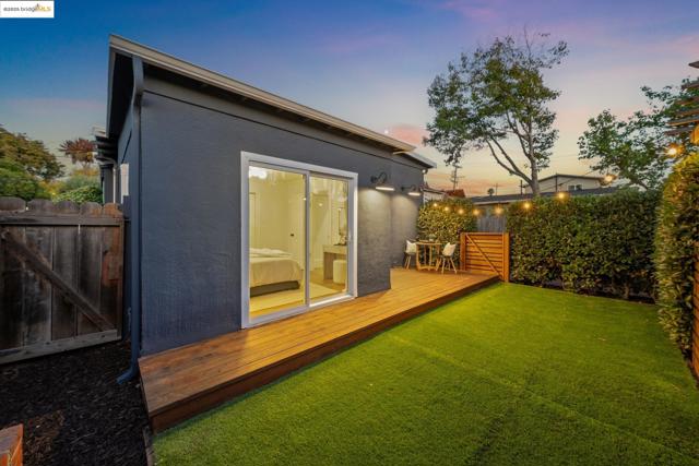 1642 10Th St, Berkeley CA: https://media.crmls.org/mediaz/0f7591b6-304a-4ed8-96c0-514df575796d.jpg