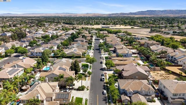 2132 Gold Poppy St, Brentwood CA: https://media.crmls.org/mediaz/0f7639f3-893d-4a53-a32c-c9e5d3977af7.jpg