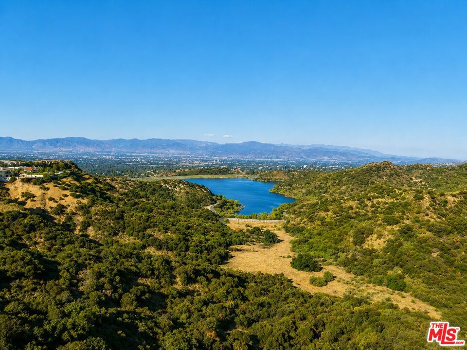 https://media.crmls.org/mediaz/0f767d51-8871-4269-a4b3-63c229a62f30.jpg?preset=X-Large