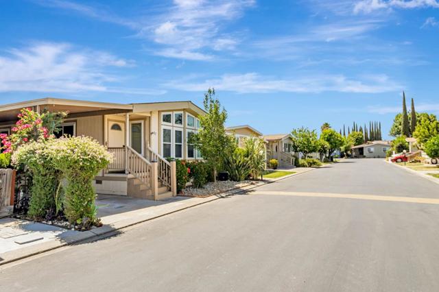 812 W Clover Road, Tracy CA: https://media.crmls.org/mediaz/0f77109e-d755-4f5a-b593-dda4f6c3606b.jpg