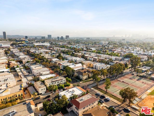 500 N Genesee Avenue, Los Angeles CA: https://media.crmls.org/mediaz/0f77721e-2904-4fca-bb98-c9c1d3e6b8dc.jpg