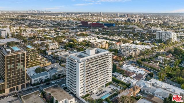 999 N Doheny Drive, West Hollywood CA: https://media.crmls.org/mediaz/0f784ee4-d862-459f-ae55-df944782c2cb.jpg