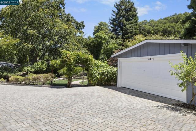 3475 Springhill Rd, Lafayette CA: https://media.crmls.org/mediaz/0f7ada3e-cfdd-4ae1-beee-e15b589f2523.jpg