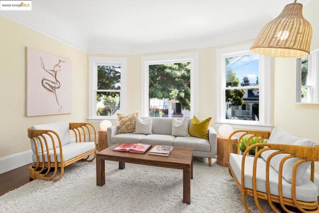 824 Arlington Avenue, Oakland CA: https://media.crmls.org/mediaz/0f7af7a3-ca89-4283-8a73-2f464c93be2c.jpg