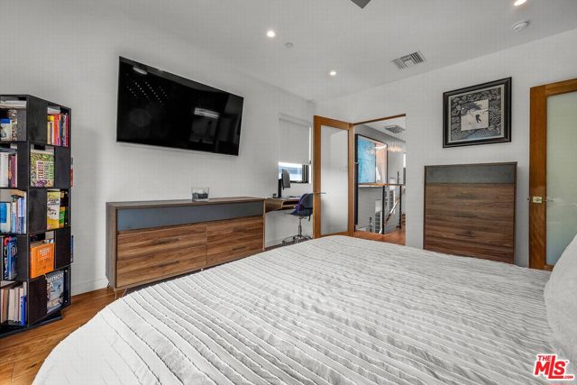 749 Oxford Ave Avenue, Venice CA: https://media.crmls.org/mediaz/0f7b067d-0857-4a20-943f-d2501b590dfd.jpg