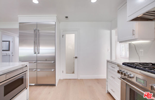 10221 Briarwood Drive, Los Angeles CA: https://media.crmls.org/mediaz/0f7b21aa-b30f-49ee-95c1-19885579f9a1.jpg