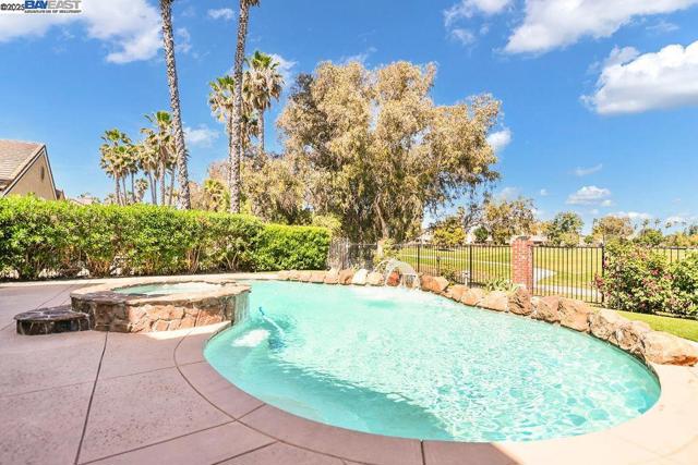 5160 Edgeview Dr, Discovery Bay CA: https://media.crmls.org/mediaz/0f7b261c-5b3f-46d2-b7b0-449bb306331b.jpg